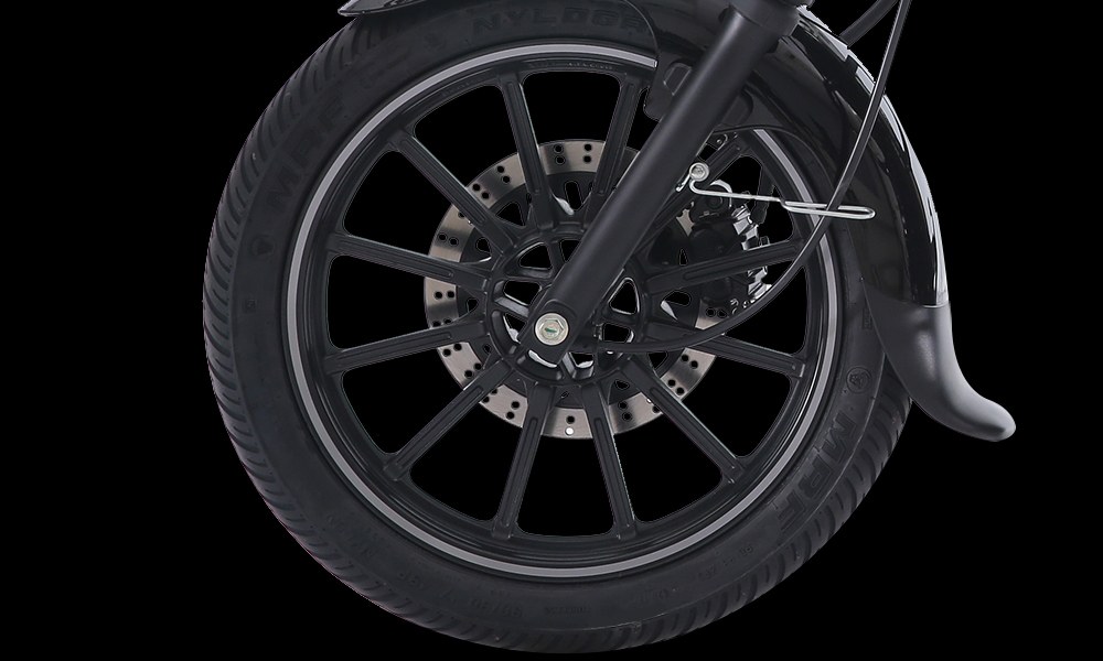 Avenger-Street-tyres-close-up