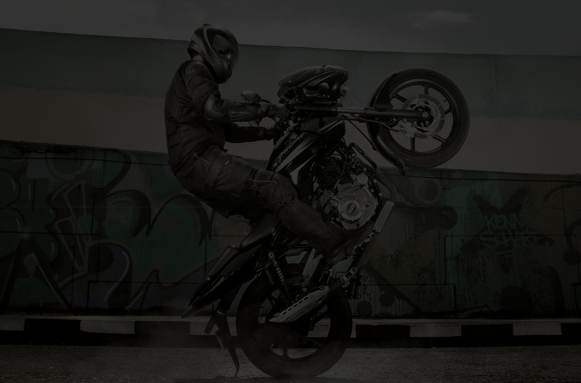Pulsar-180-Black-Wheeli-Shot-Image-black-4-1920x1268